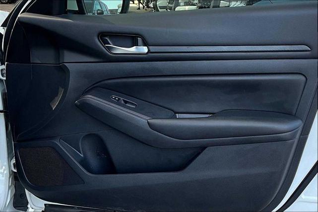 Photo of 2021 Glacier White Nissan Altima
