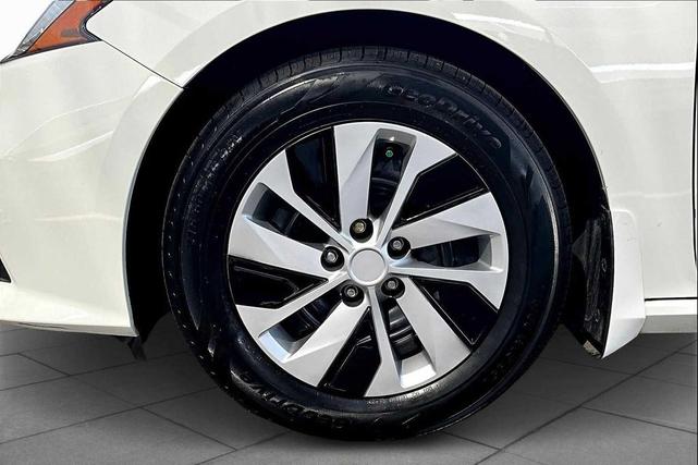 Photo of 2021 Glacier White Nissan Altima