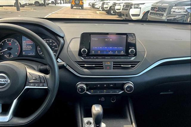 Photo of 2021 Glacier White Nissan Altima