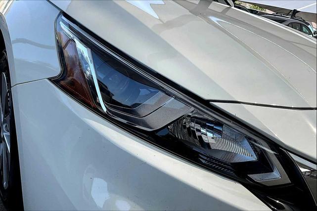 Photo of 2021 Glacier White Nissan Altima