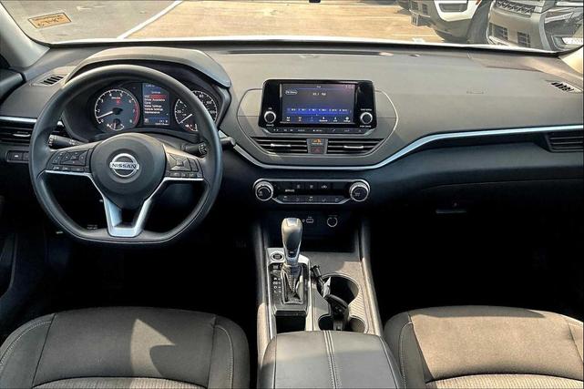 Photo of 2021 Glacier White Nissan Altima