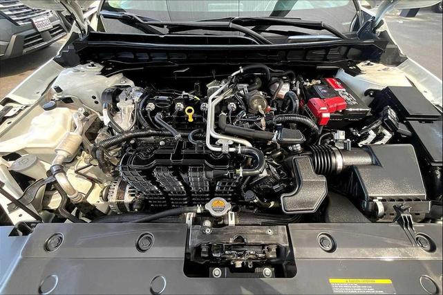 Photo of 2021 Glacier White Nissan Altima