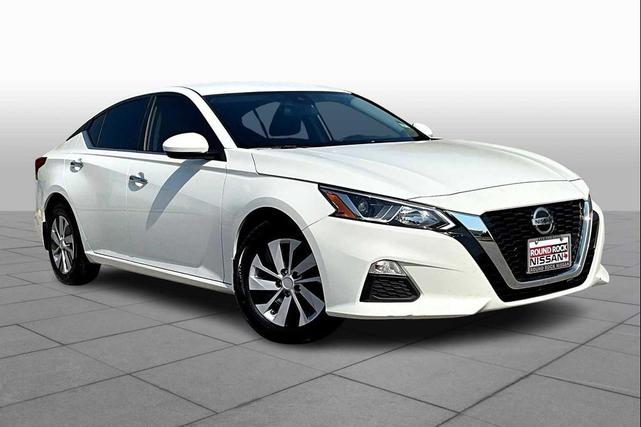 Photo of 2021 Glacier White Nissan Altima
