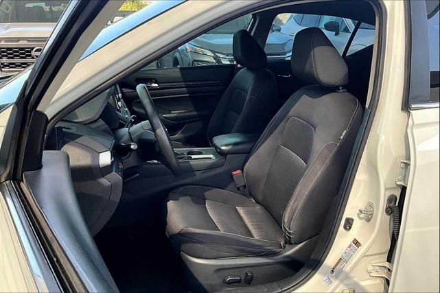 Photo of 2021 Glacier White Nissan Altima