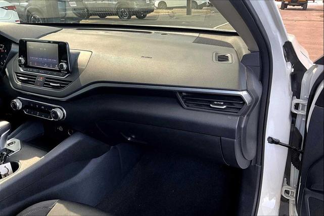 Photo of 2021 Glacier White Nissan Altima