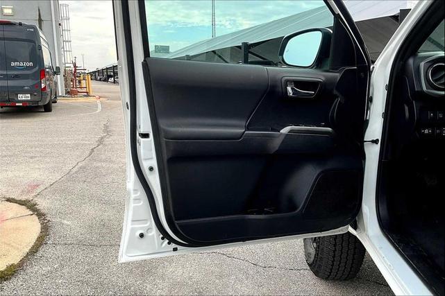Photo of 2021 Super White Toyota Tacoma