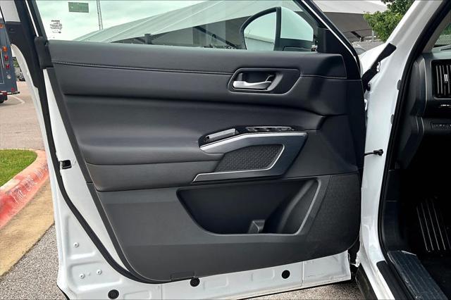 Photo of 2025 White Nissan Pathfinder