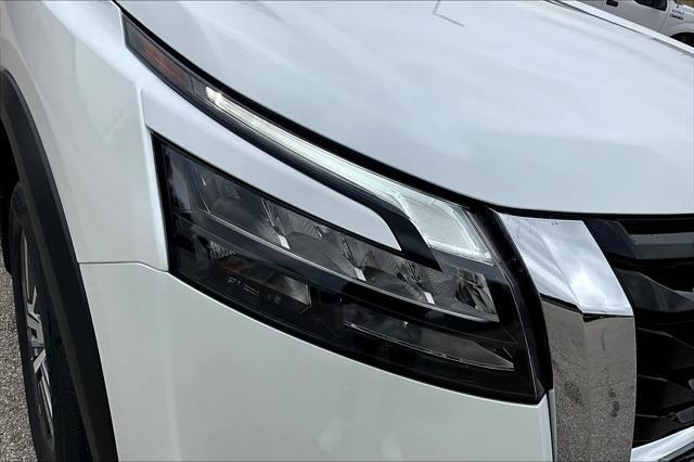 Photo of 2025 White Nissan Pathfinder