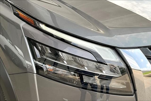 Photo of 2025 Gray Nissan Pathfinder
