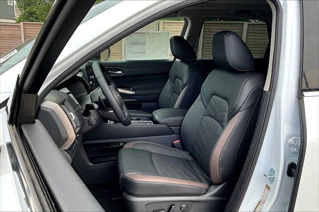 Photo of 2025 White Nissan Pathfinder