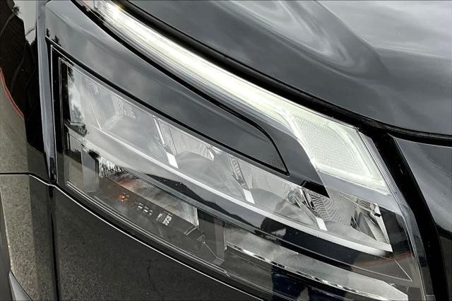 Photo of 2023 Super Black Nissan Pathfinder