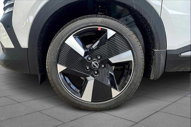 Photo of 2025 White Nissan Kicks
