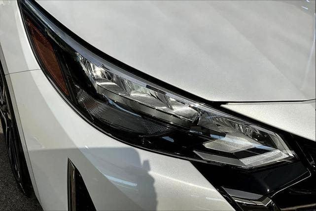 Photo of 2025 White Nissan Sentra