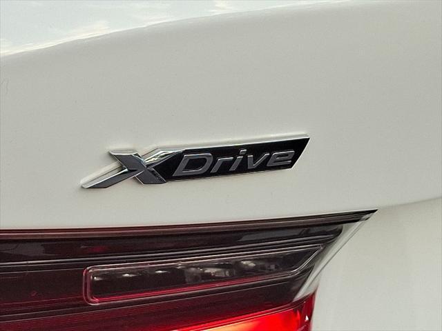 Photo of 2022 Alpine White BMW 330