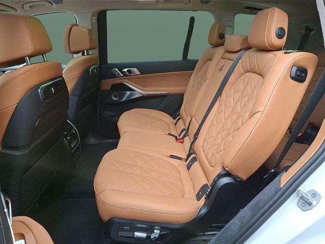 Photo of 2025 Mineral White Metallic BMW X7