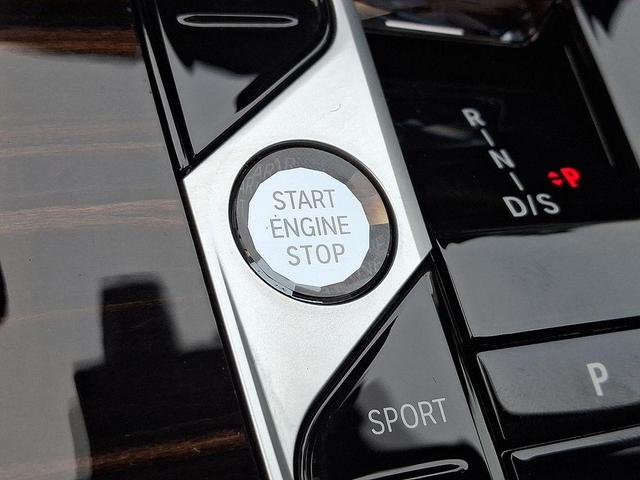 Photo of 2025 Mineral White Metallic BMW X7