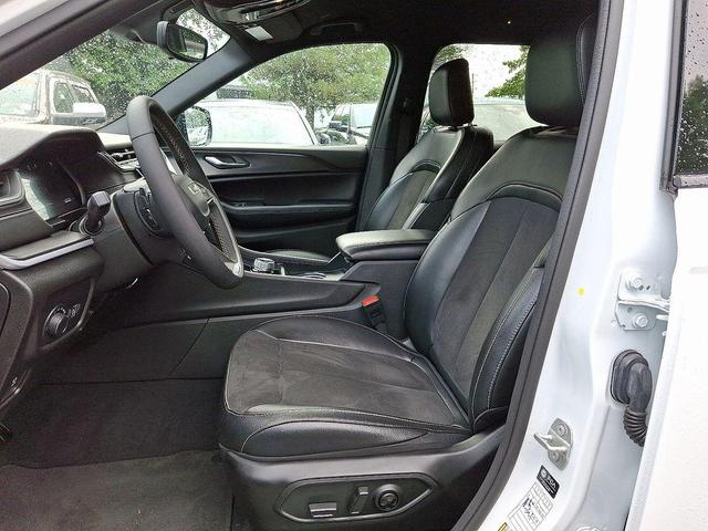 Photo of 2024 Bright White Clearcoat Jeep Grand Cherokee L