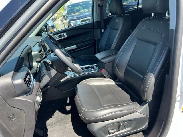 Photo of 2022 White Metallic Ford Explorer