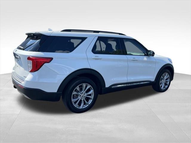 Photo of 2022 White Metallic Ford Explorer