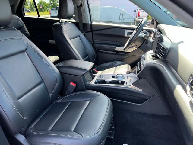 Photo of 2022 White Metallic Ford Explorer