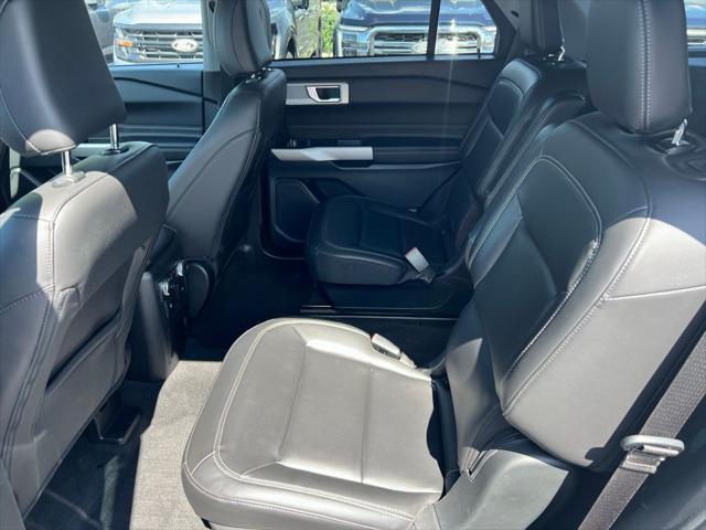 Photo of 2022 White Metallic Ford Explorer