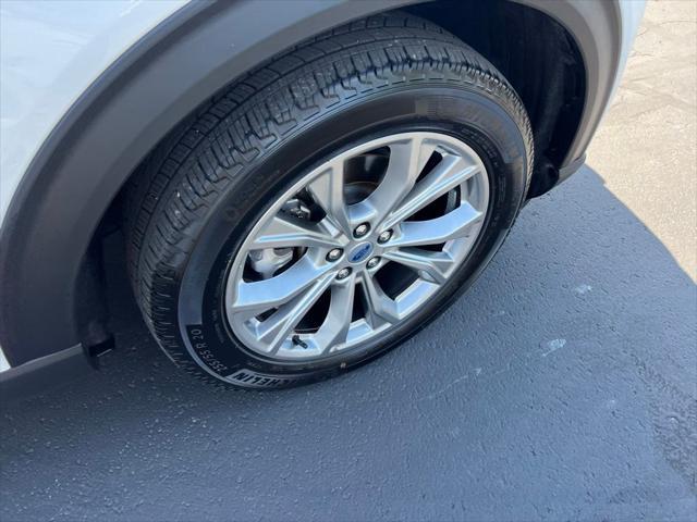 Photo of 2022 White Metallic Ford Explorer