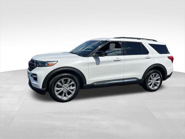 Photo of 2022 White Metallic Ford Explorer