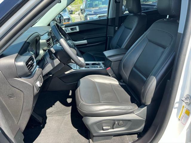 Photo of 2022 White Metallic Ford Explorer