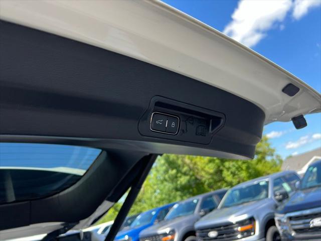 Photo of 2022 White Metallic Ford Explorer