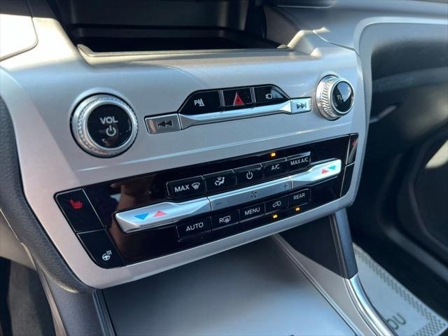 Photo of 2022 White Metallic Ford Explorer
