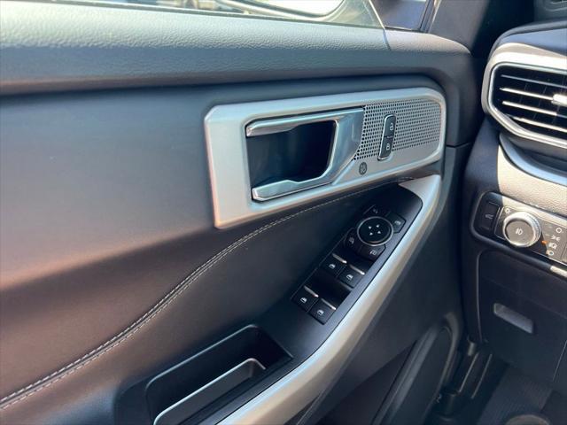 Photo of 2022 White Metallic Ford Explorer