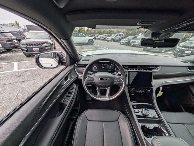 Photo of 2025 Bright White Clearcoat Jeep Grand Cherokee