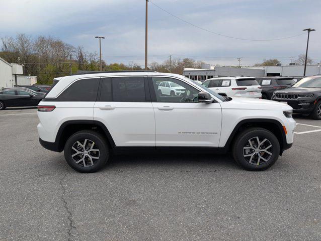 Photo of 2025 Bright White Clearcoat Jeep Grand Cherokee