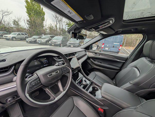 Photo of 2025 Bright White Clearcoat Jeep Grand Cherokee