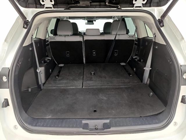 Photo of 2021 White Toyota Highlander Hybrid