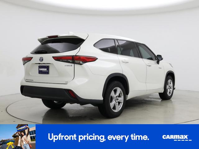 Photo of 2021 White Toyota Highlander Hybrid