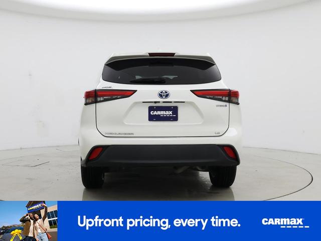 Photo of 2021 White Toyota Highlander Hybrid