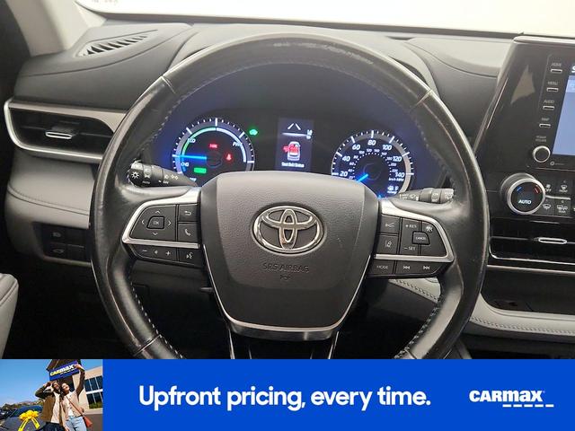 Photo of 2021 White Toyota Highlander Hybrid