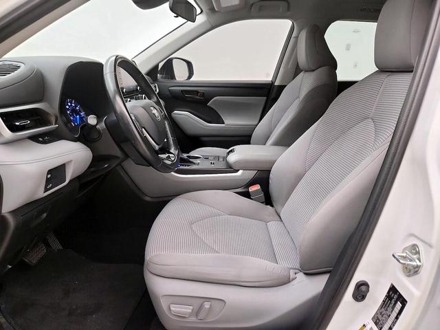 Photo of 2021 White Toyota Highlander Hybrid