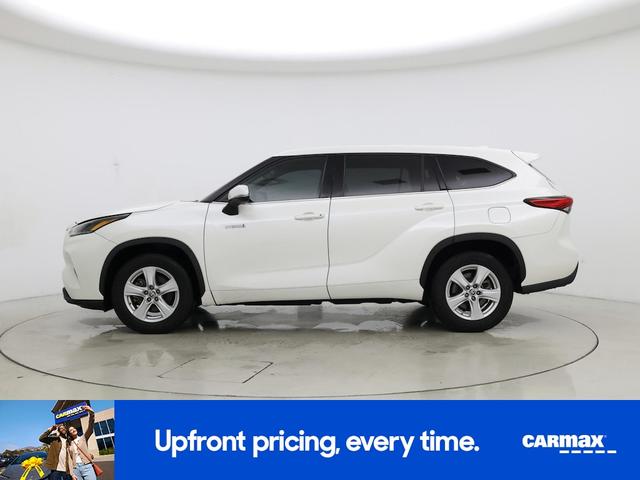 Photo of 2021 White Toyota Highlander Hybrid