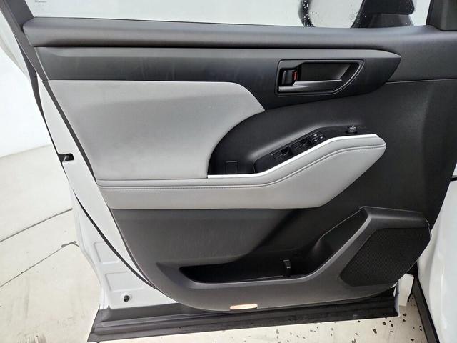 Photo of 2021 White Toyota Highlander Hybrid