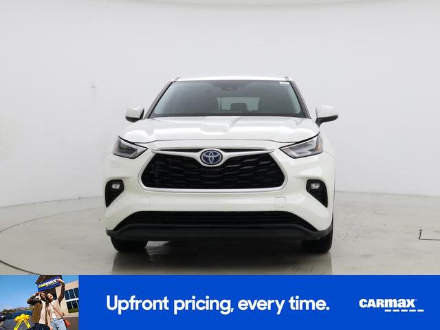 Photo of 2021 White Toyota Highlander Hybrid