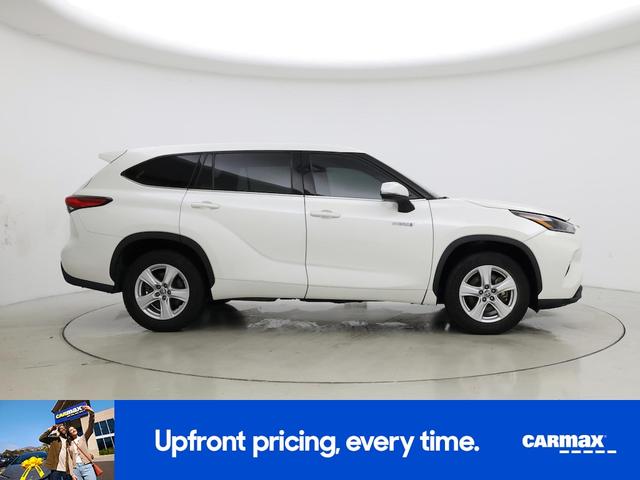 Photo of 2021 White Toyota Highlander Hybrid