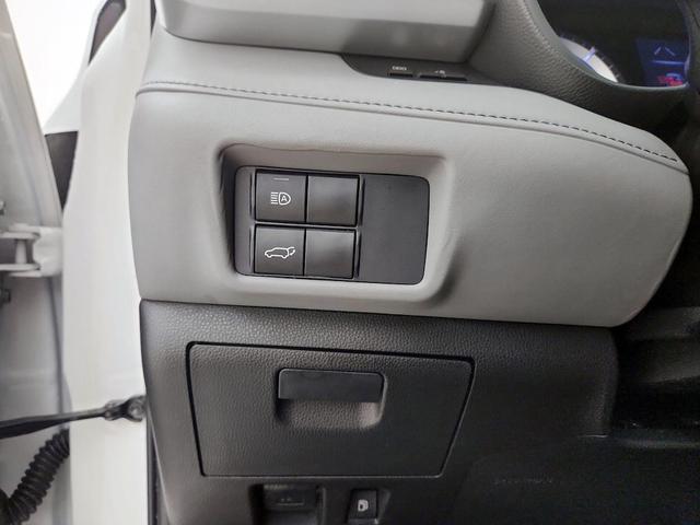 Photo of 2021 White Toyota Highlander Hybrid