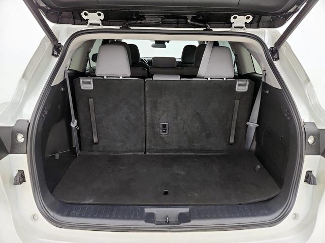 Photo of 2021 White Toyota Highlander Hybrid