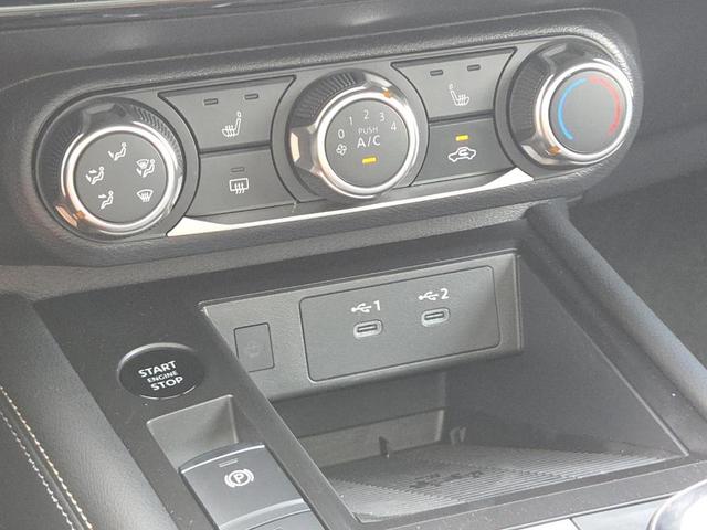 Photo of 2025 Super Black Nissan Kicks