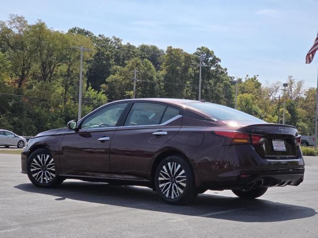 Photo of 2023 Garnet Pearl Nissan Altima