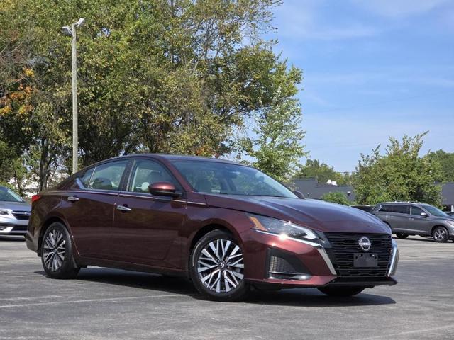 Photo of 2023 Garnet Pearl Nissan Altima