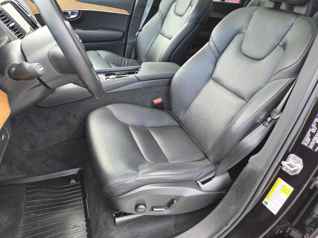 Photo of 2022 Onyx Black Metallic Volvo XC90