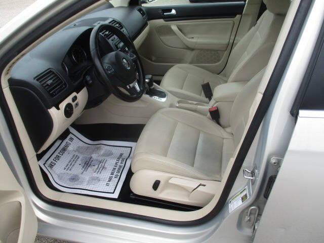 Photo of 2010 SILVER Volkswagen Jetta